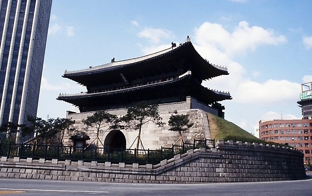 포토 JPG 주간 구름 유적 하늘 서울 한국 풍경 빌딩 사람없음 야외 건물 도시 숭례문 국보 상업시설 국내포토 자연요소 전통 건축물 아시아 문화재 시설 상업 랜드마크 파일형식