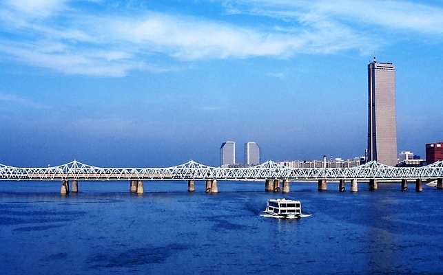 포토 JPG 주간 구름 건축물 건축 교통시설 하늘 서울 한국 풍경 빌딩 사람없음 야외 건물 강 도시 유람선 한강 63빌딩 가교 선박 상업시설 국내포토 자연요소 아시아 교통 수상교통 배_교통 시설 상업 랜드마크 파일형식