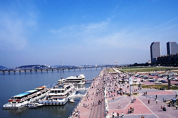 포토 JPG 주간 구름 건축물 공원 건축 교통시설 하늘 서울 한국 사람 풍경 빌딩 야외 건물 강 항구 도시 유람선 한강 한강공원 가교 선박 상업시설 국내포토 자연요소 공공시설 아시아 교통 수상교통 배_교통 시설 상업 랜드마크 파일형식