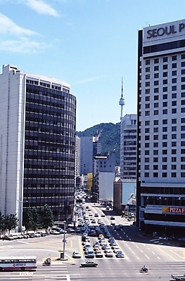 포토 JPG 주간 건축물 건축 도로 길 육상교통 교통 자동차 서울 한국 풍경 빌딩 사람없음 야외 건물 도시 상업시설 국내포토 자연요소 아시아 교통수단 교통시설 시설 상업 파일형식