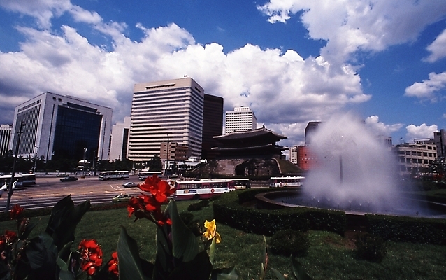 포토 JPG 주간 구름 건축물 건축 하늘 서울 한국 풍경 빌딩 사람없음 야외 건물 도시 숭례문 국보 분수 분수대 상업시설 분수_분수대 국내포토 자연요소 아시아 문화재 시설 상업 랜드마크 파일형식