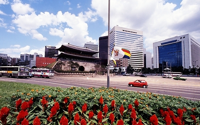 포토 JPG 주간 구름 건축물 건축 꽃 도로 길 육상교통 교통 꽃밭 유적 자동차 하늘 서울 한국 풍경 빌딩 사람없음 야외 건물 도시 숭례문 국보 상업시설 국내포토 자연요소 식물 전통 아시아 교통수단 교통시설 문화재 시설 상업 랜드마크 파일형식
