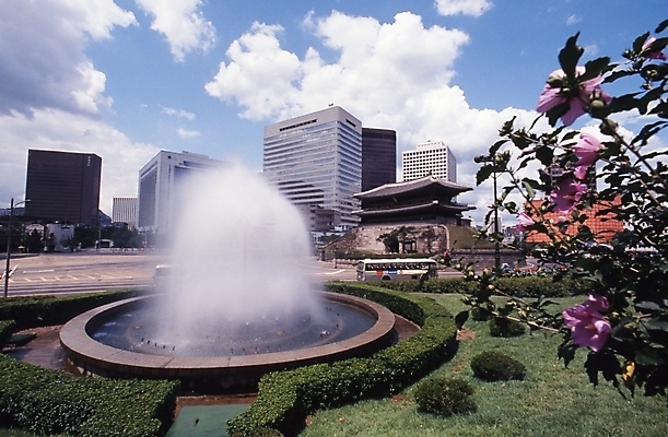 포토 JPG 주간 구름 건축물 건축 하늘 서울 한국 풍경 빌딩 사람없음 야외 건물 도시 숭례문 국보 분수 분수대 상업시설 분수_분수대 국내포토 자연요소 아시아 문화재 시설 상업 랜드마크 파일형식