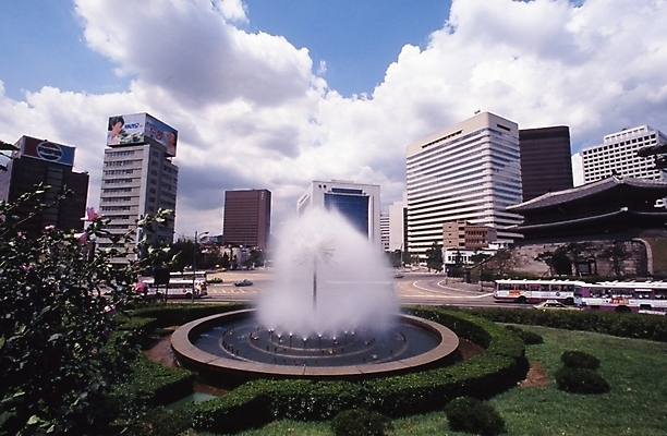 포토 JPG 주간 구름 건축물 건축 육상교통 교통 자동차 하늘 버스 서울 한국 풍경 빌딩 사람없음 야외 건물 문화재 도시 성 숭례문 국보 분수 분수대 상업시설 분수_분수대 국내포토 자연요소 아시아 교통수단 대중교통 시설 상업 랜드마크 파일형식