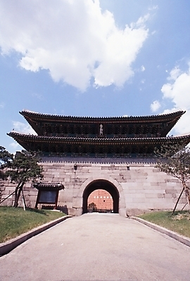 포토 JPG 주간 건축물 건축 유적 서울 한국 풍경 사람없음 야외 건물 문화재 도시 성 숭례문 국보 성문 국내포토 자연요소 전통 아시아 랜드마크 파일형식