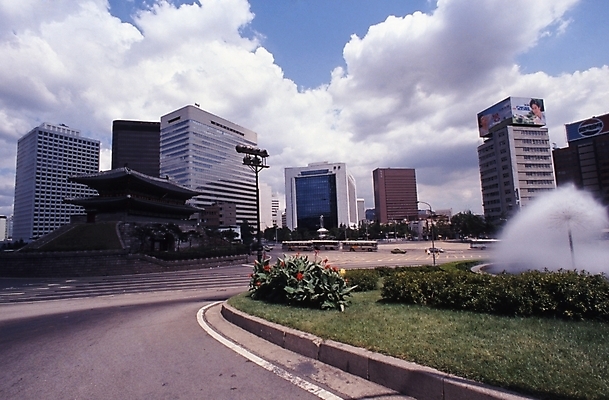 포토 JPG 주간 구름 건축물 건축 하늘 서울 한국 풍경 빌딩 사람없음 야외 건물 도시 숭례문 국보 분수 분수대 상업시설 분수_분수대 국내포토 자연요소 아시아 문화재 시설 상업 랜드마크 파일형식