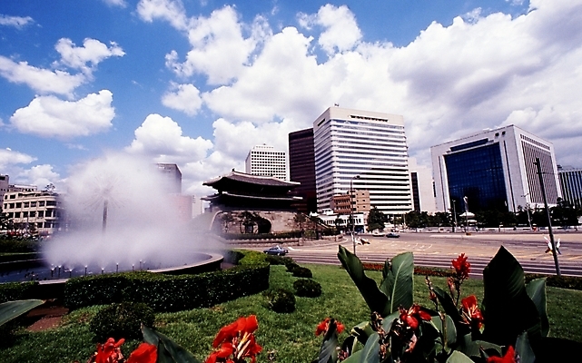 포토 JPG 주간 구름 건축물 건축 하늘 서울 한국 풍경 빌딩 사람없음 야외 건물 도시 숭례문 국보 분수 분수대 상업시설 분수_분수대 국내포토 자연요소 아시아 문화재 시설 상업 랜드마크 파일형식