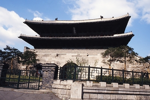 포토 JPG 주간 구름 시설물 건축물 건축 고건축 유적 한국건축 하늘 서울 한국 풍경 사람없음 야외 건물 동양건축 문화재 성 숭례문 국보 성벽 성문 국내포토 자연요소 전통 아시아 랜드마크 파일형식 동양