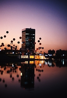 포토 JPG 주간 건축물 건축 바다 야경 빌딩 사람없음 야외 건물 강 일몰 도시 풍선 상업시설 국내포토 자연요소 노을 야간 시설 상업 파일형식 풍경_경치