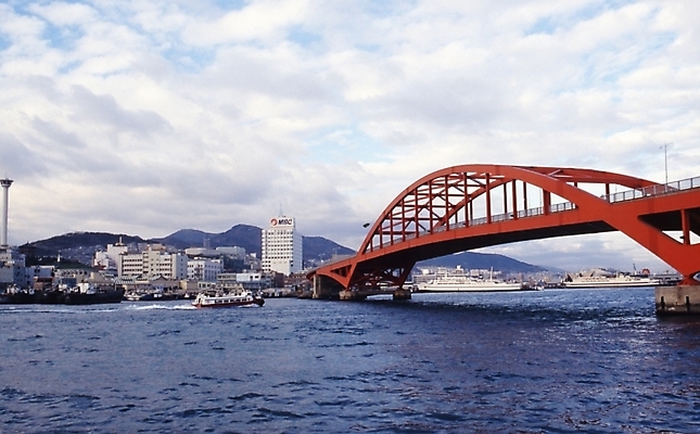 포토 JPG 주간 구름 시설물 건축물 현대건축 건축 바다 교통시설 하늘 풍경 빌딩 사람없음 야외 건물 도시 부산대교 가교 상업시설 국내포토 자연요소 교통 다리_건축물 시설 상업 부산 파일형식