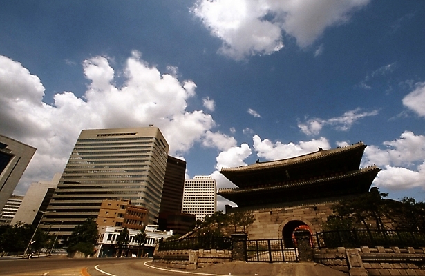 포토 JPG 주간 구름 시설물 건축 도로 길 고건축 유적 한국건축 하늘 서울 한국 빌딩 사람없음 야외 동양건축 도시 성 숭례문 국보 성벽 성문 상업시설 국내포토 자연요소 전통 건축물 아시아 교통시설 건물 문화재 시설 상업 랜드마크 파일형식 동양