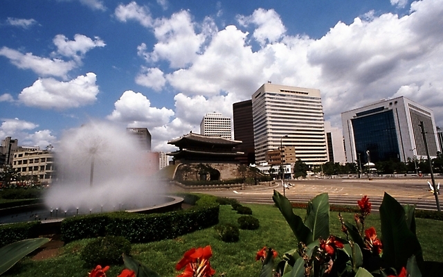 포토 JPG 주간 식물 구름 건축물 건축 꽃 하늘 서울 한국 풍경 빌딩 사람없음 야외 건물 도시 숭례문 국보 분수 분수대 상업시설 분수_분수대 국내포토 자연요소 아시아 문화재 시설 상업 랜드마크 파일형식