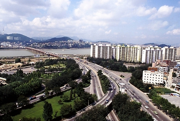 포토 JPG 주간 나무 구름 건축물 공원 건축 도로 길 교통시설 자동차 하늘 아파트 서울 한국 풍경 사람없음 야외 건물 차도 도시 가교 국내포토 자연요소 식물 공공시설 아시아 육상교통 교통 주택 시설 파일형식