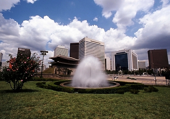 포토 JPG 주간 구름 건축물 건축 하늘 서울 한국 풍경 빌딩 사람없음 야외 건물 도시 숭례문 국보 분수 분수대 상업시설 분수_분수대 국내포토 자연요소 아시아 문화재 시설 상업 랜드마크 파일형식