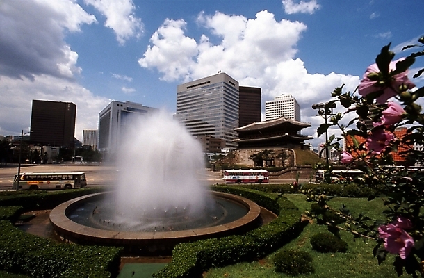 포토 JPG 주간 구름 건축물 건축 하늘 서울 한국 풍경 빌딩 사람없음 야외 건물 문화재 도시 숭례문 국보 분수 분수대 상업시설 분수_분수대 국내포토 자연요소 아시아 시설 상업 랜드마크 파일형식