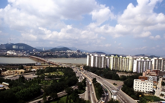 포토 JPG 주간 구름 건축물 건축 도로 교통시설 하늘 아파트 서울 한국 풍경 빌딩 사람없음 야외 건물 강 도시 한강 가교 상업시설 국내포토 자연요소 아시아 길 교통 주택 시설 상업 랜드마크 파일형식