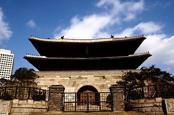 포토 JPG 주간 시설물 건축물 건축 고건축 유적 한국건축 하늘 서울 한국 풍경 사람없음 야외 건물 동양건축 문화재 도시 성 숭례문 국보 성벽 성문 국내포토 자연요소 전통 아시아 랜드마크 파일형식 동양