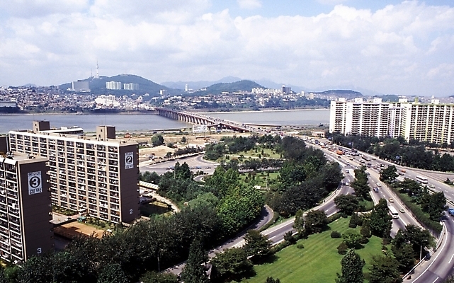 포토 JPG 주간 구름 건축물 건축 도로 길 교통시설 하늘 아파트 서울 한국 풍경 빌딩 사람없음 야외 건물 도시 가교 상업시설 국내포토 자연요소 아시아 교통 주택 시설 상업 파일형식