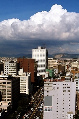 포토 JPG 주간 구름 건축물 건축 도로 하늘 서울 한국 풍경 빌딩 사람없음 야외 건물 도시 상업시설 국내포토 자연요소 아시아 길 교통시설 시설 상업 파일형식