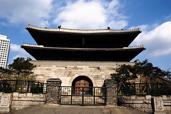 포토 JPG 주간 시설물 건축물 건축 고건축 유적 한국건축 하늘 서울 한국 풍경 사람없음 야외 건물 동양건축 문화재 도시 성 숭례문 국보 성벽 성문 국내포토 자연요소 전통 아시아 랜드마크 파일형식 동양