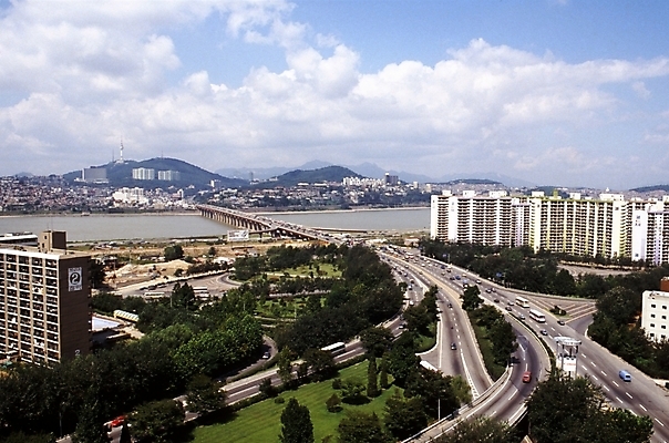 포토 JPG 주간 구름 건축물 건축 도로 길 교통시설 하늘 아파트 서울 한국 풍경 빌딩 사람없음 야외 건물 도시 가교 상업시설 국내포토 자연요소 아시아 교통 주택 시설 상업 파일형식