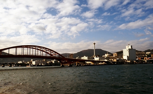 포토 JPG 주간 구름 바다 하늘 풍경 빌딩 사람없음 야외 건물 도시 부산대교 가교 상업시설 국내포토 자연요소 건축물 다리_건축물 시설 상업 부산 파일형식