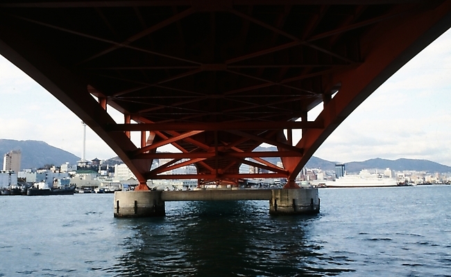 포토 JPG 주간 구름 시설물 현대건축 건축 바다 교통시설 하늘 풍경 빌딩 사람없음 야외 건물 도시 부산대교 가교 국내포토 자연요소 건축물 교통 다리_건축물 시설 부산 파일형식