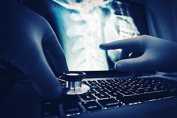 포토 JPG 해외이미지 직업 손 장갑 엑스레이 건강 병원 관리 사람없음 가로 노트북 컴퓨터 머리 디지털 공책 손상 시험 의사 치아 질병 척추 암 돌봄 방사선 증상 의료성형뷰티 해외202004 해외포토 잡화 교육 컨셉 의학 모션 문구용품 뼈 신체부위 전자제품 의료진 소화기관 파일형식