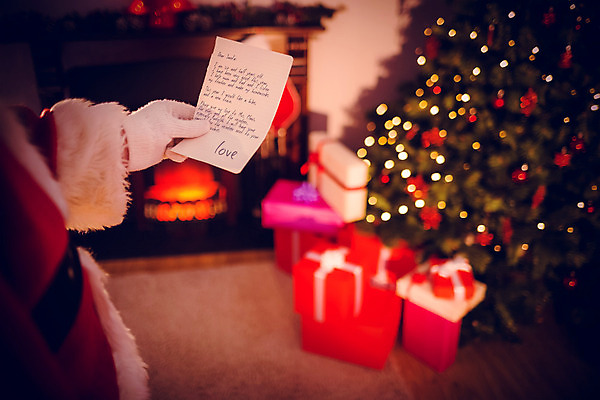 포토 JPG 해외이미지 백인 라이프스타일 노년 남자 종이 크리스마스 거실 가정 아파트 주택 선물 한명 장식 크리스마스트리 산타클로스 축제 장식볼 축하 잡기 벽난로 전나무 크리스마스이브 노인남자한명만 해외202004 해외포토 서양인 나무 1 기념일 컨셉 모션 사람 성인 건물 생활 남자한명만 노인남자만 파일형식