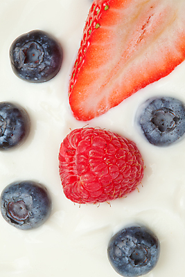 포토 JPG 해외이미지 딸기 치즈 사람없음 사발 달콤 크림 흰배경 블루베리 산딸기 해외202004 해외포토 백그라운드 과일 유제품 흰색 사기그릇 맛 파일형식