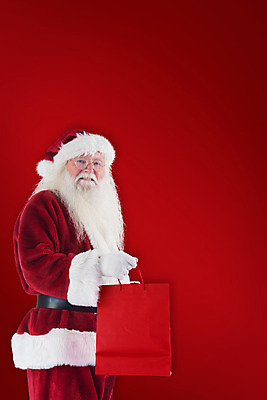 포토 JPG 해외이미지 노년 남자 크리스마스 한명 들기 상반신 옆모습 빨간색 쇼핑 쇼핑백 산타클로스 노인남자한명만 해외202004 해외포토 1 기념일 뷰포인트 컬러 가방 모션 사람 성인 남자한명만 노인남자만 파일형식