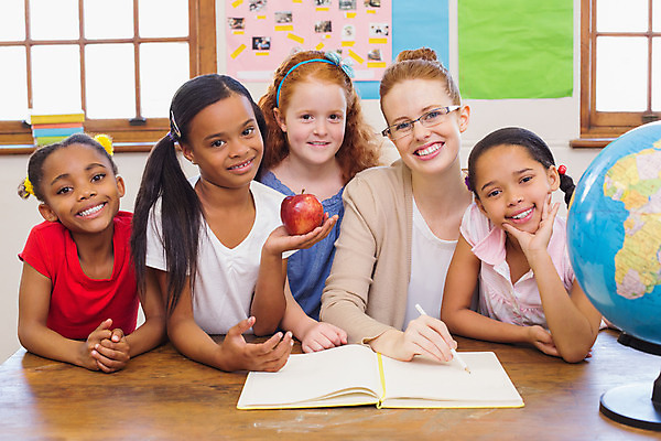 포토 JPG 해외이미지 백인 학생 여자 교육 행복 어린이 지도 의자 교실 학교 청소년 수업 함께함 실내 초등학교 앉기 여러명 20대 학습 글로벌 교사 공책 가르침 사과 책상 신학기 그림 해외202004 해외포토 서양인 직업 감정 가구 다수 컨셉 과일 모션 문구용품 사람 청년 내부 파일형식