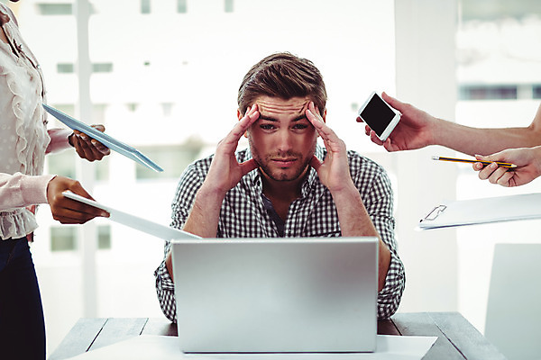 포토 JPG 해외이미지 손 디자인 여자 남자 회사 스트레스 실내 들기 상반신 20대 성인 두명 앞모습 옆모습 신체부위 세명 30대 노트북 스마트폰 사무실 책상 동료 주기 문서 업무과다 성인만 해외202004 해외포토 뷰포인트 가구 비즈니스 관계 모션 사람 청년 내부 장년 전자제품 핸드폰 스마트기기 업무 파일형식