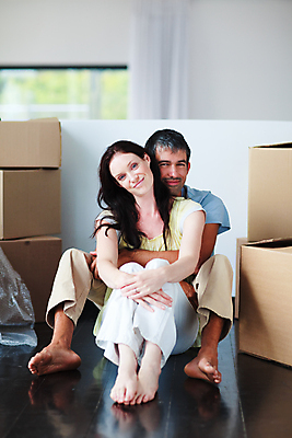 포토 JPG 해외이미지 백인 커플 여자 남자 행복 가구 모션 남편 새로움 바닥 아파트 주택 함께함 사랑 사람 성인 두명 목재 상자 방 플랫 판지 해외202004 해외포토 서양인 나무 감정 생활용품 컨셉 재료 관계 건물 파일형식