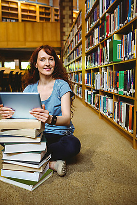 포토 JPG 해외이미지 백인 학생 여자 교육 대학생 학교 책장 실내 한명 서기 앉기 성인 책 30대 태블릿 쌓기 터치 도서관 대학교 터치스크린 고등교육 해외202004 해외포토 서양인 1 가구 모션 사람 내부 장년 전자제품 스마트기기 파일형식