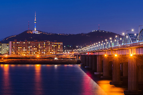 포토 JPG 해외이미지 건축양식 하늘 산 서울 한국 풍경 사람없음 건물 물 빛 강 도시풍경 사무실 탑 일몰 도시 N 도심 전철 야간 장면 스카이라인 남쪽 해외202004 해외포토 자연요소 건축물 알파벳 건축 아시아 육상교통 비즈니스 대중교통 노을 방향 파일형식