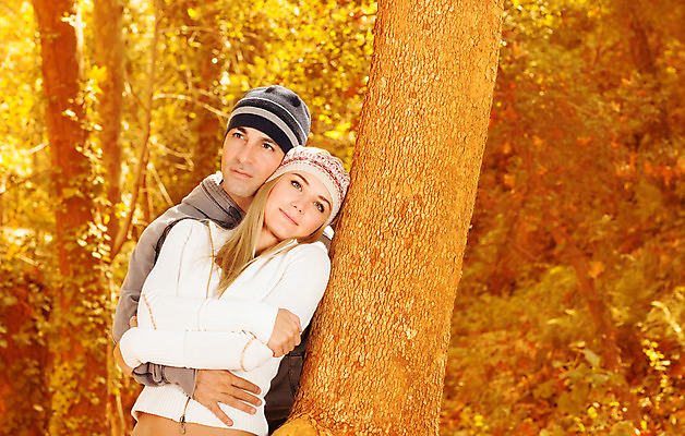 포토 JPG 해외이미지 나무 백인 모델 모자 커플 계절 공원 여자 남자 행복 가족 관계 포옹 자연 함께함 사랑 서기 사람 소년 성인 야외 두명 친구 청춘 노란색 기쁨 낭만 가을 숲 성인만 해외202004 해외포토 서양인 식물 잡화 공공시설 감정 어린이 컬러 컨셉 안기 모션 생태계 파일형식