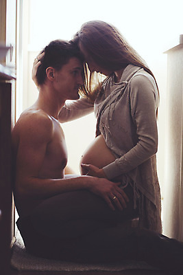 포토 JPG 해외이미지 라이프스타일 커플 남자 2 겨울 가족 관계 포옹 엄마 아침 남편 휴식 조명 친절 주택 함께함 따뜻함 사랑 사람 두명 갈색 화목 임산부 임신 낭만 터치 육아 가을 아빠 태교 부드러움 돌봄 복부 의료성형뷰티 해외202004 관능적 해외포토 주간 계절 감정 컬러 컨셉 안기 모션 건물 생활 신체부위 감각 파일형식