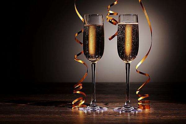 포토 JPG 해외이미지 디자인 기념일 행복 리본 음료 백그라운드 크리스마스 겨울 검은배경 새로움 기념 선물 사랑 사람없음 빛 상자 파티 축제 낭만 축하 알코올 샴페인 샴페인잔 해외202004 해외포토 계절 감정 컨셉 술잔 주류 이벤트 검은색 파일형식