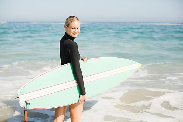 포토 JPG 해외이미지 백인 라이프스타일 응시 여자 행복 바다 여행 휴가 한명 서기 사람 20대 성인 야외 옆모습 맑음 수상스포츠 잡기 서핑보드 서핑 서퍼 성인여자한명만 해외202004 해외포토 서양인 1 시선 감정 스포츠 뷰포인트 모션 날씨 운동선수 청년 생활 보드_스포츠 여자한명만 성인여자만 파일형식