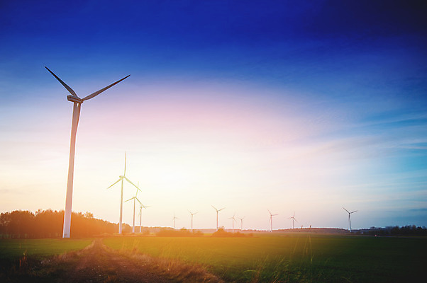 포토 JPG 해외이미지 식물 구름 실루엣 산업 자연 하늘 바람 풍경 사람없음 초록색 파란색 글로벌 태양 농장 일출 환경 탑 금속 힘 일몰 재활용 풍차 발전기 에너지 흰색 칼날 보호 프로펠러 회전 자원 세대 유지 돛대 방앗간 혁명 개발 효율 공급 해외202004 해외포토 자연요소 건축물 컬러 컨셉 농업 재질 날씨 촬영기법 노을 발전소 친환경 생태계 파일형식