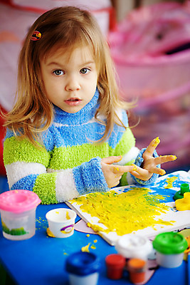 포토 JPG 해외이미지 여자 교육 종이 얼굴 어린이 일러스트 탁자 수업 주택 창조 미술 한명 사람 앉기 청년 내부 학습 컬러풀 놀이방 방 표현 붓 작음 스케치 집중 그림 만들기 예술가 화가 초보 해외202004 해외포토 직업 1 컬러 가구 컨셉 모션 문화예술 성인 건물 신체부위 크기 파일형식