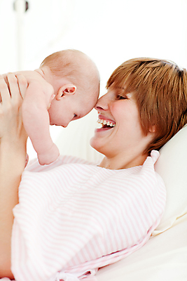 포토 JPG 해외이미지 백인 여자 행복 얼굴 가족 놀이 엄마 사랑 사람 상반신 성인 두명 옆모습 부모 눕기 기쁨 육아 신생아 잡기 돌봄 들어올리기 해외202004 해외포토 서양인 감정 뷰포인트 관계 모션 신체부위 아기 파일형식