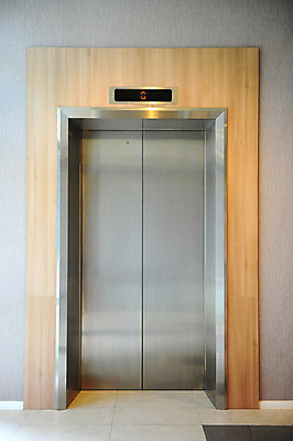 포토 JPG 해외이미지 건축물 건축양식 호텔 미래 바닥 사람없음 빛 사무실 문 금속 엘리베이터 철강 해외202004 해외포토 건축 컨셉 비즈니스 재질 숙소 파일형식