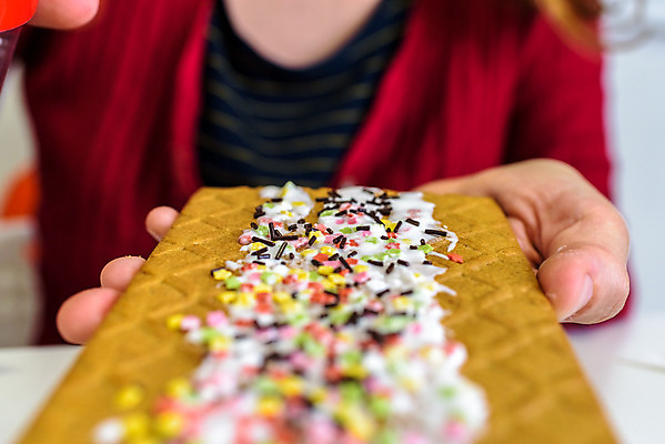 포토 JPG 해외이미지 모양 나무 백인 손 여자 음식 백그라운드 크리스마스 손가락 탁자 디저트 사탕 사랑 요리 사람 목재 장식 빨간색 갈색 쿠키 주방 빵집 축하 잡기 달콤 굽기 준비 반죽 만들기 밀가루 해외202004 해외포토 서양인 식물 기념일 감정 컬러 가구 컨셉 재료 모션 신체부위 상점 맛 가루 구이 파일형식