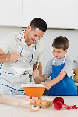 포토 JPG 해외이미지 백인 라이프스타일 남자 행복 아들 어린이 가족 탁자 함께함 실내 사랑 요리 서기 미소 소년 20대 두명 학습 부모 쿠키 주방 앞치마 우유 잡기 도움 사발 아빠 붓기 굽기 준비 조리대 만들기 밀가루 밀대 섞기 해외202004 해외포토 서양인 교육 감정 가구 컨셉 관계 모션 주방용품 디저트 유제품 표정 사람 청년 내부 생활 사기그릇 가루 구이 파일형식