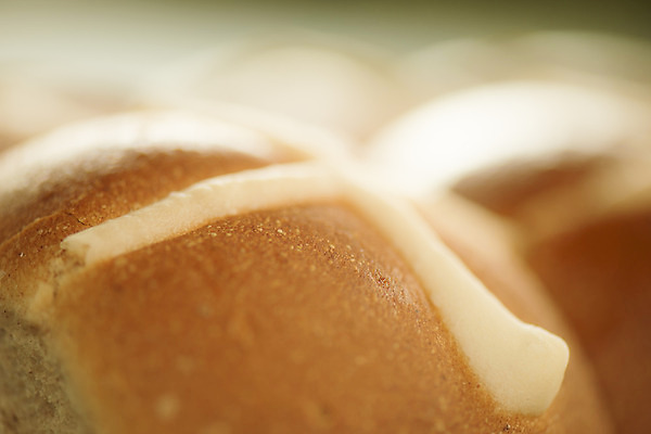 포토 JPG 해외이미지 전통 종교 음식 십자가 과일 휴가 디저트 부활절 건강 사람없음 케이크 빵집 축하 대접 신선 뜨거움 달콤 굽기 심볼 버터 번 해외202004 해외포토 기념일 빵 컨셉 상점 맛 구이 파일형식