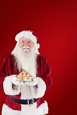 포토 JPG 해외이미지 노년 남자 크리스마스 주택 한명 들기 상반신 앞모습 빨간색 산타클로스 건축모형 노인남자한명만 해외202004 해외포토 1 기념일 뷰포인트 컬러 모션 사람 성인 건물 모형 남자한명만 노인남자만 파일형식