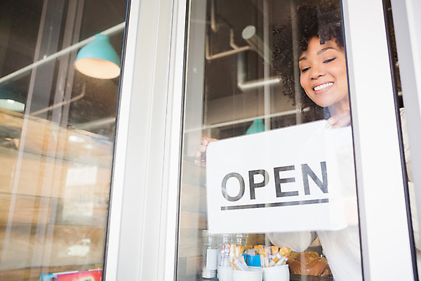 포토 JPG 해외이미지 라이프스타일 여자 행복 커피 음식 비즈니스 청소년 노동자 실내 한명 서기 20대 상점 식당 카페 빵집 잡기 업무 오픈 직원 서비스 보여주기 카페테리아 주인 해외202004 해외포토 직업 1 감정 음료 모션 사람 청년 내부 생활 작업 파일형식