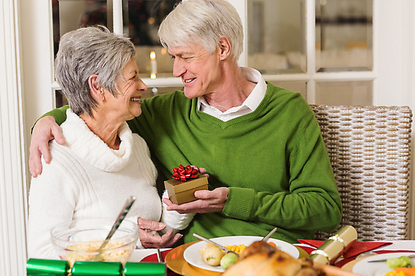 포토 JPG 해외이미지 백인 라이프스타일 커플 여자 노년 남자 크리스마스 거실 가정 탁자 휴가 아파트 주택 함께함 실내 선물 두명 축제 식사 저녁식사 축하 60대 주기 70대 노인만 해외202004 해외포토 서양인 기념일 가구 컨셉 관계 모션 사람 성인 내부 건물 생활 성인만 파일형식